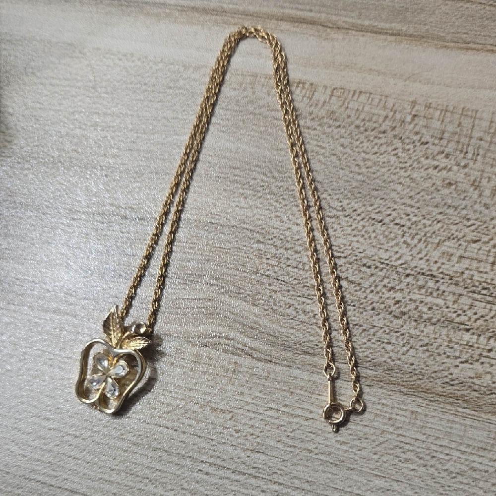 Vintage Avon Gold Tone Apple Pendant Necklace- Teacher Gift💫